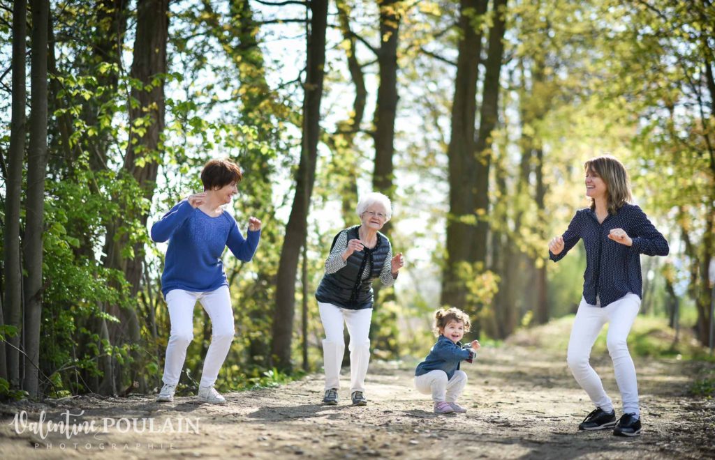 Shooting famille 4 générations femmes danse des canards