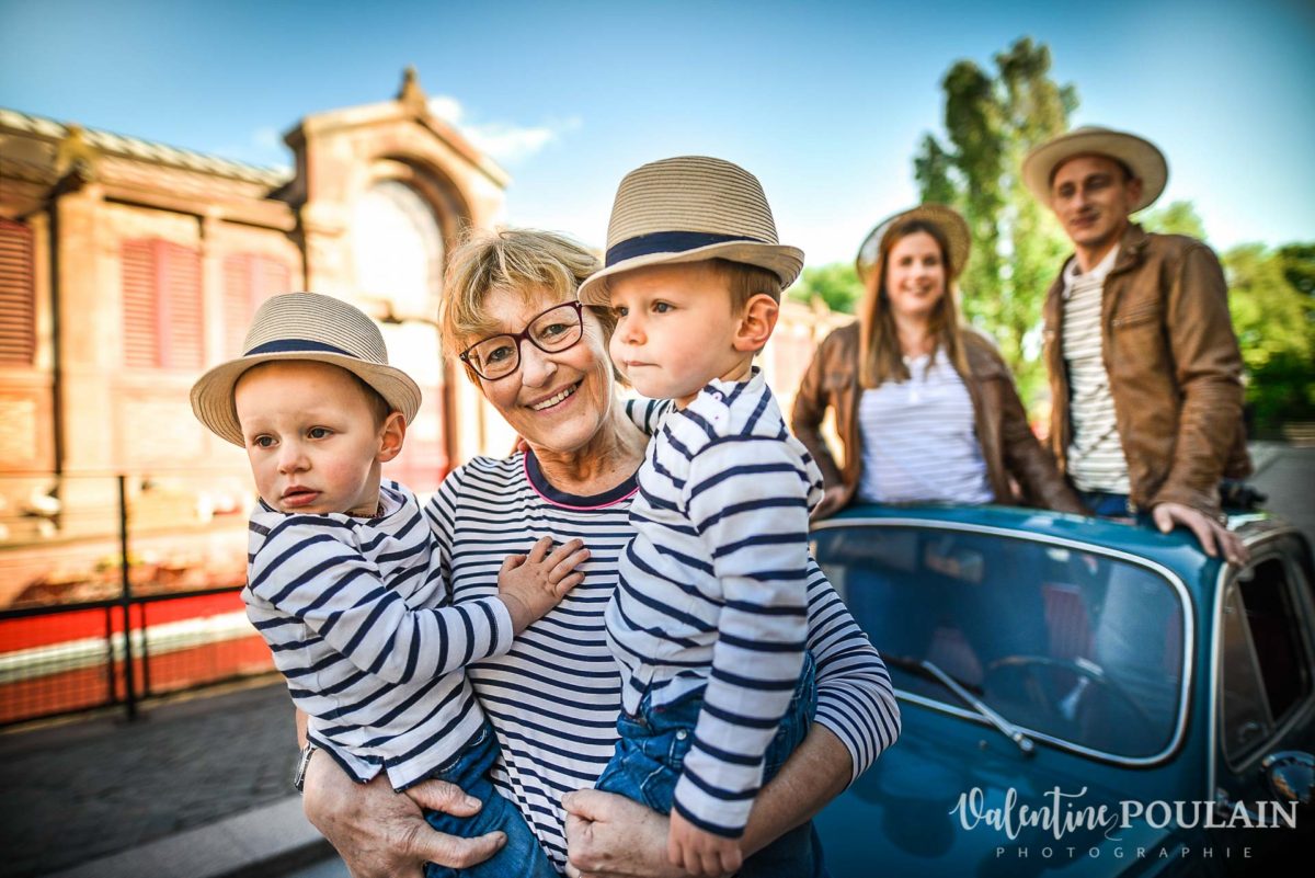 Shooting famille voiture ancienne fiat 500 mamy