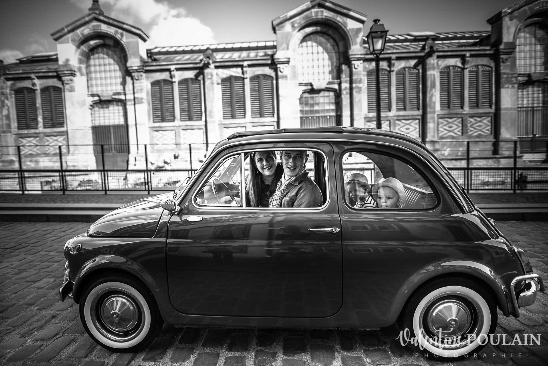 Shooting famille voiture ancienne fiat 500 marché couvert