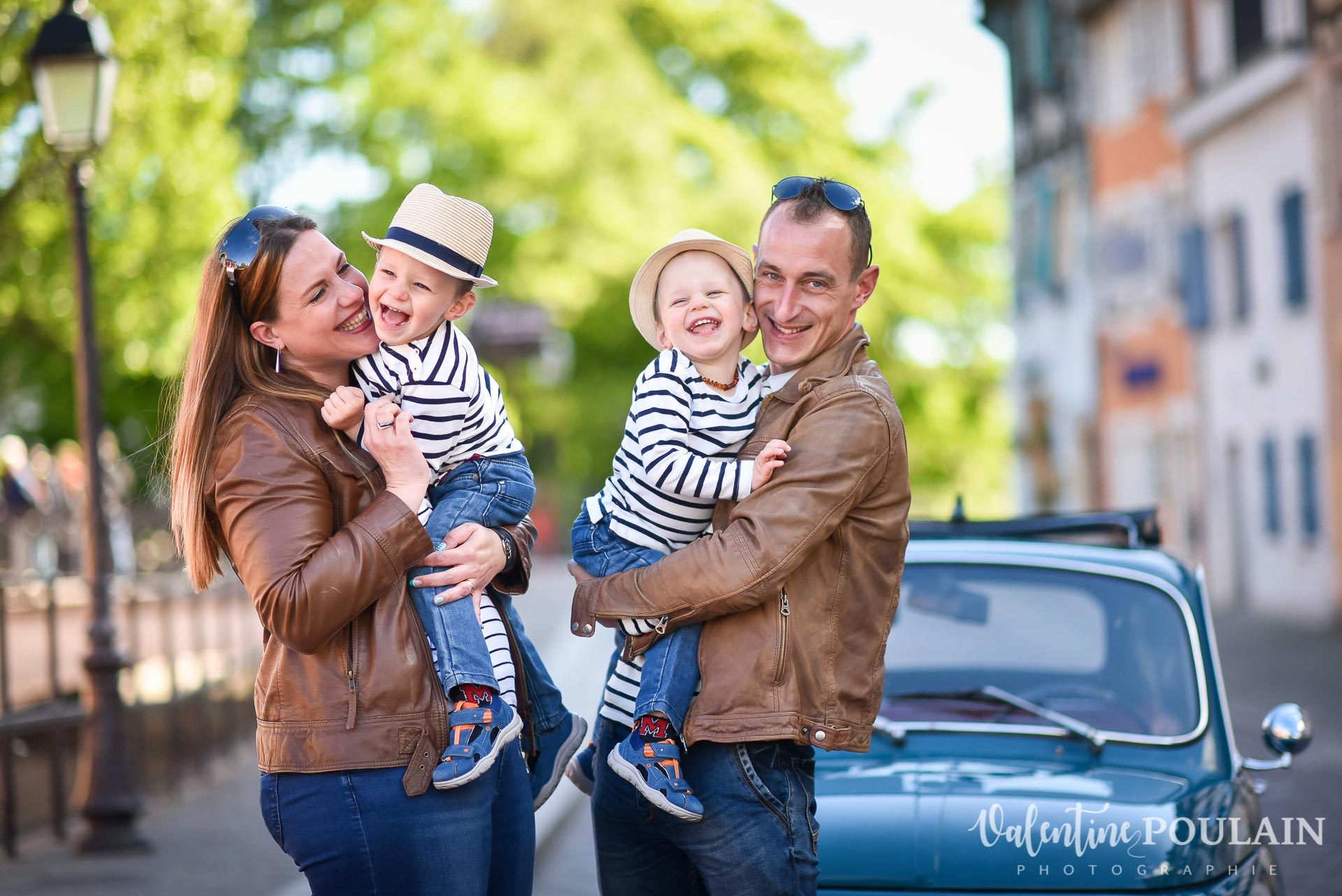 Shooting famille voiture ancienne fiat 500 smiles