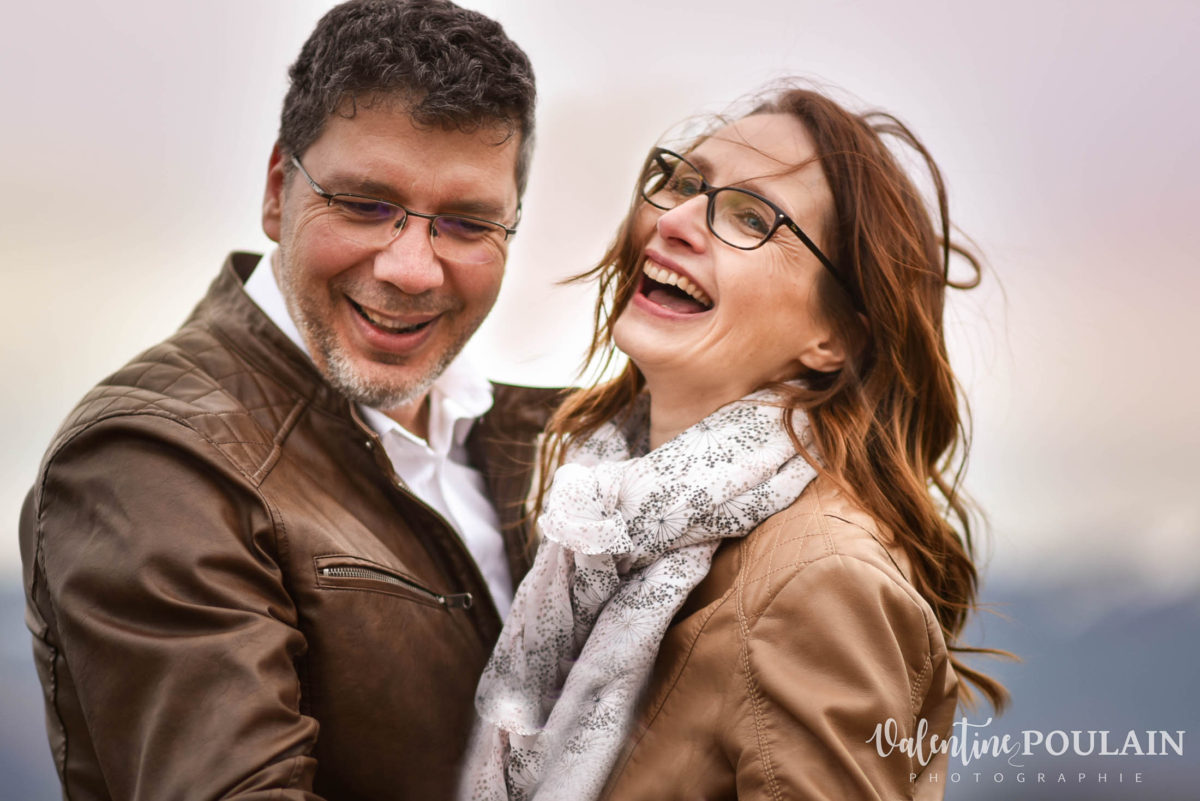 Shooting save the date montagne - Valentine Poulain fou-rire