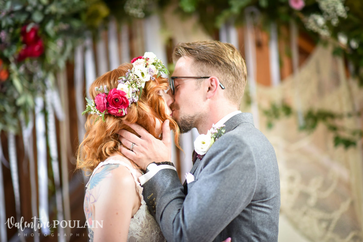 mariage hippie bisous