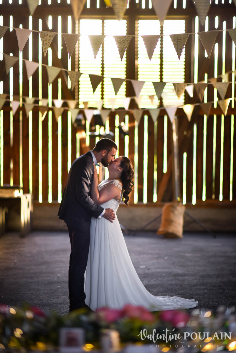 Mariage grange ferme couple - Valentine Poulain