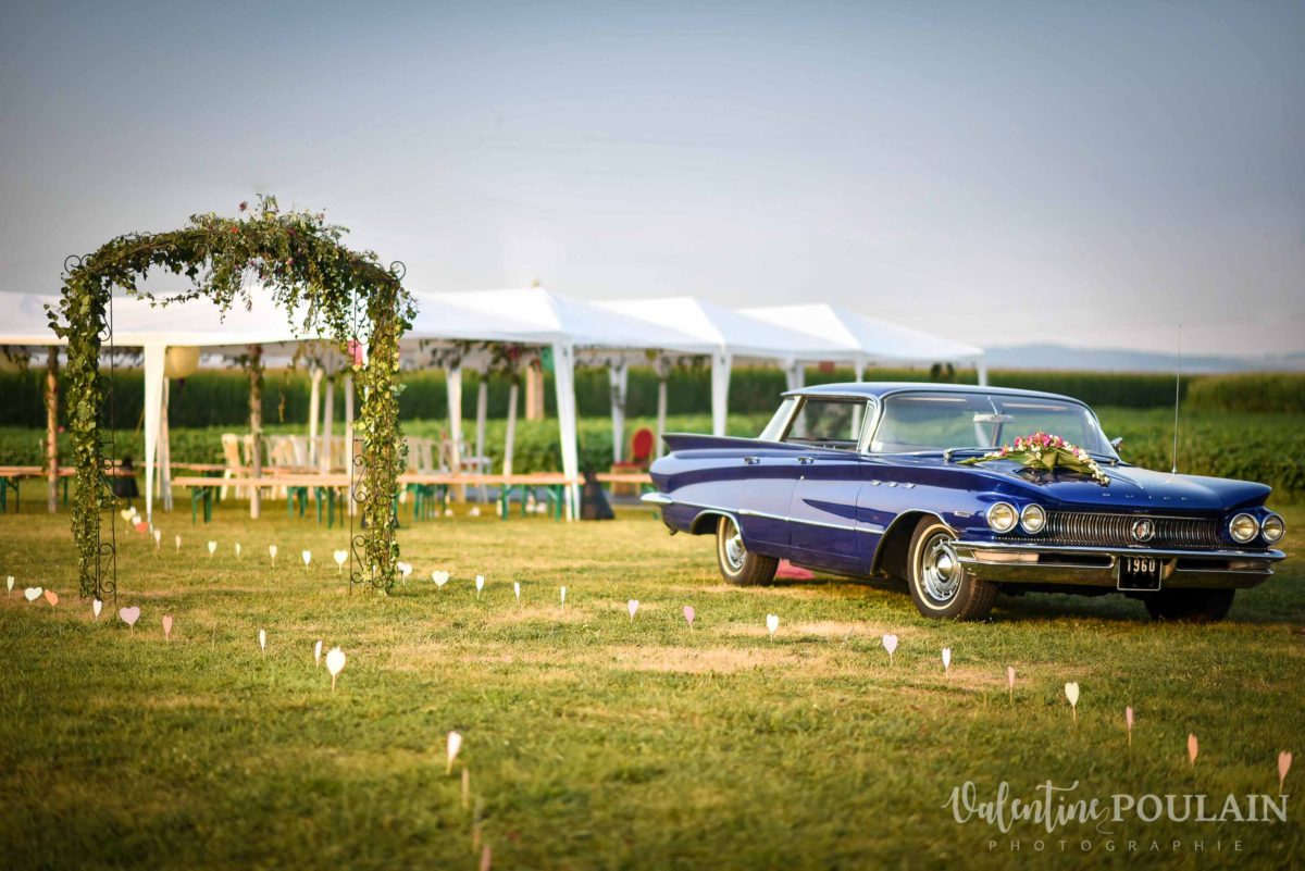Mariage joyeux vert rose voiture ancienne - Valentine Poulain