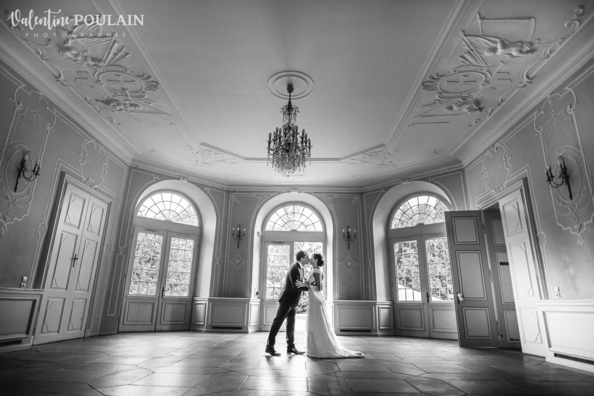 Mariage musée papier peint - Valentine Poulain bisou
