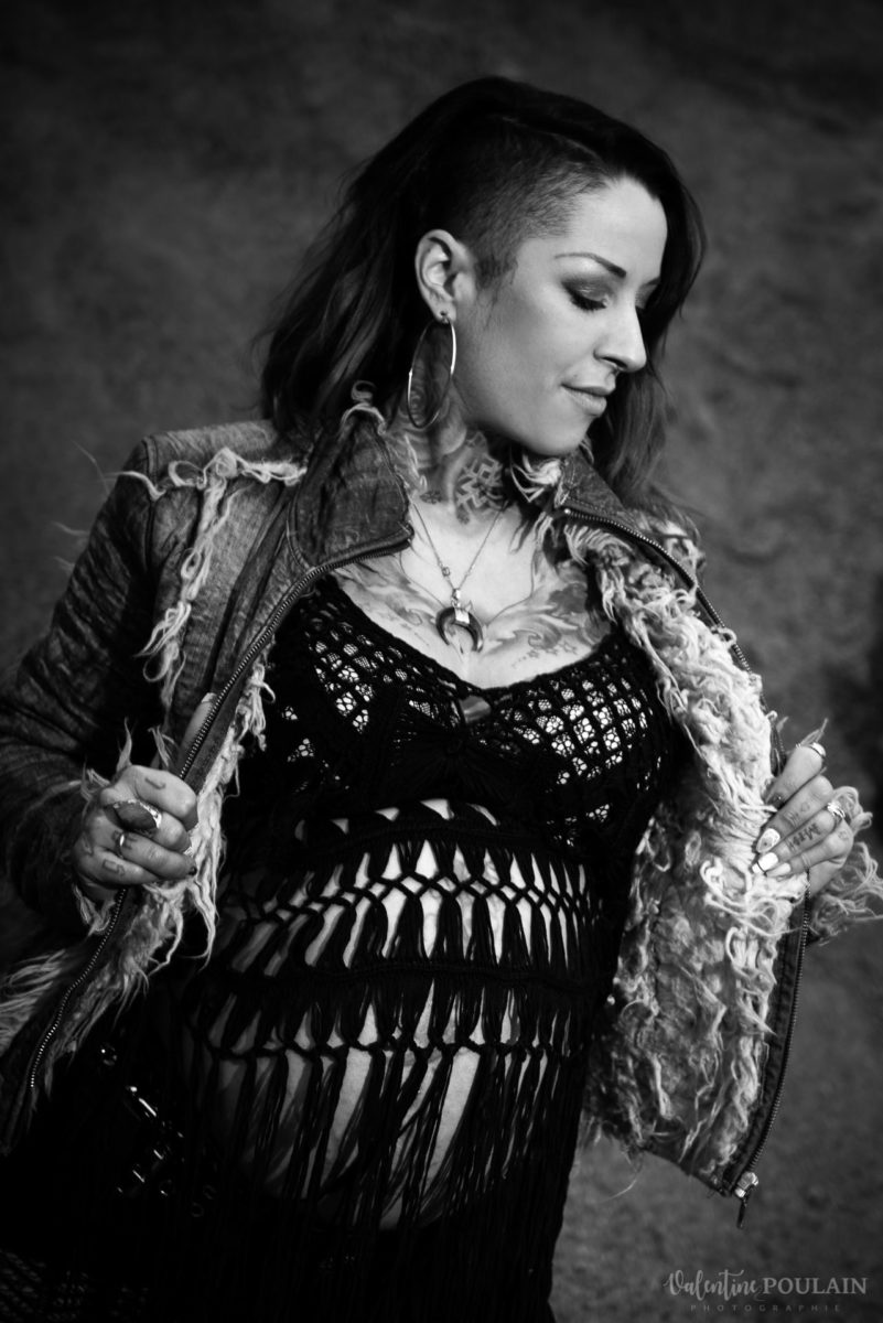 Shooting grossesse alternatif sauvage rockeuse
