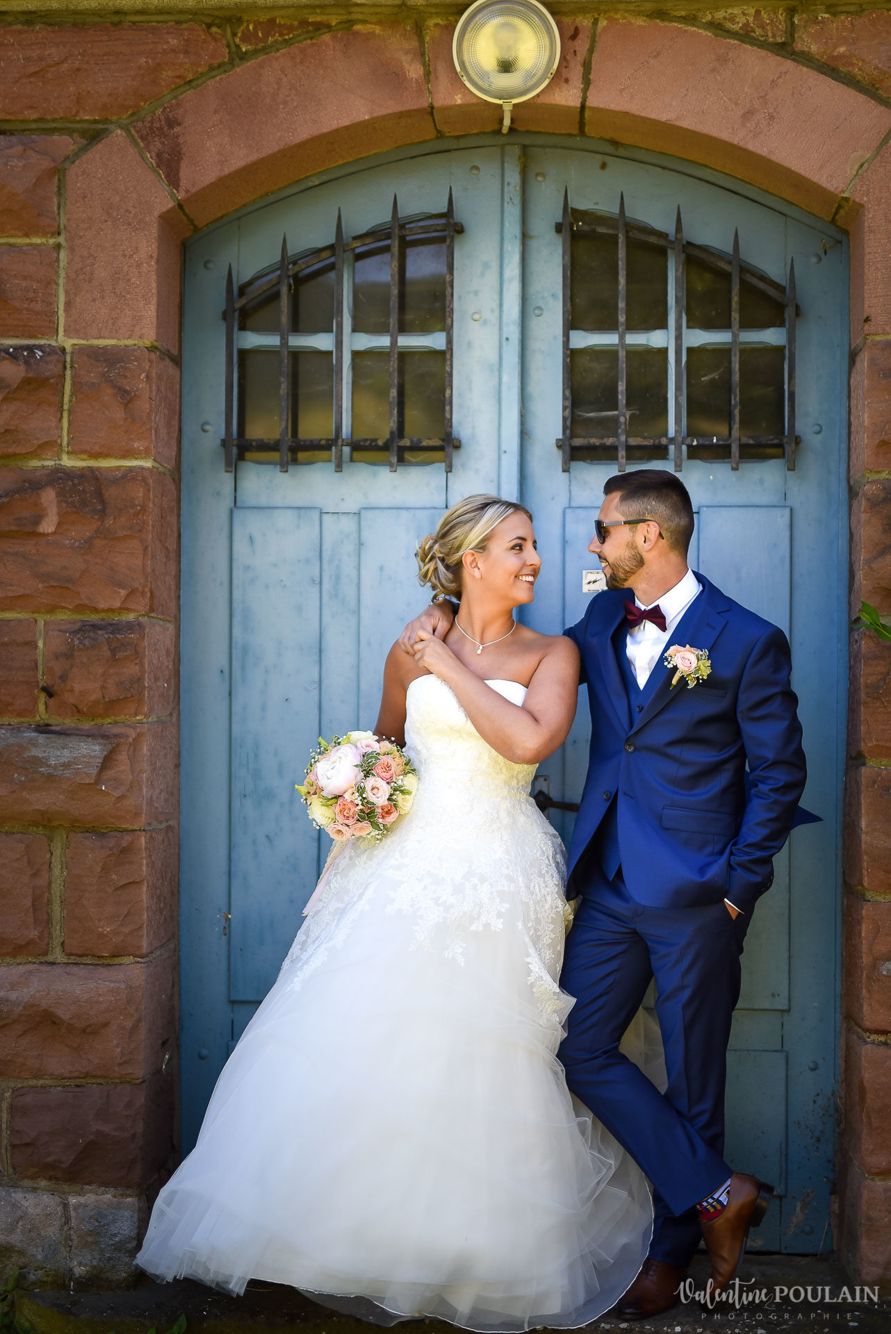 Mariage fun Petit Wettolsheim - Valentine Poulain porte bleue
