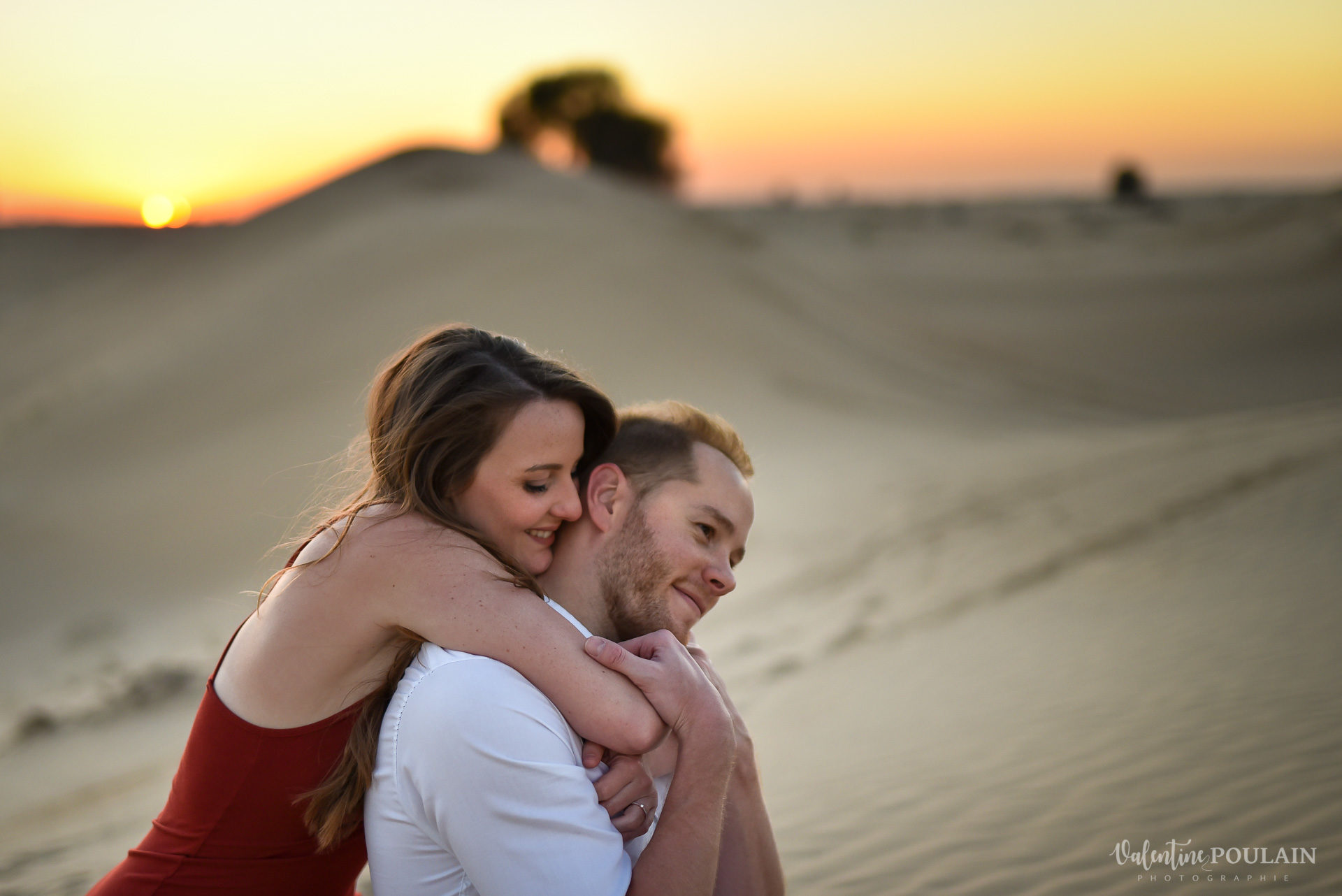 Demande en mariage Désert Dubaï - Valentine Poulain calin