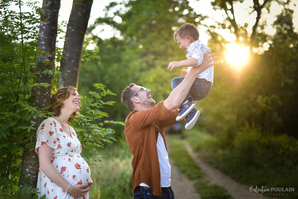 Seance grossesse famille coucher soleil saut - Valentine Poulain