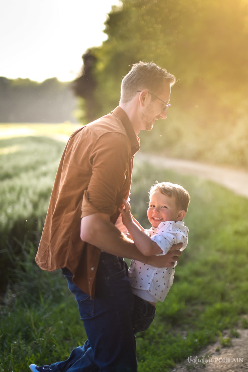 Seance grossesse famille coucher soleil fils - Valentine Poulain