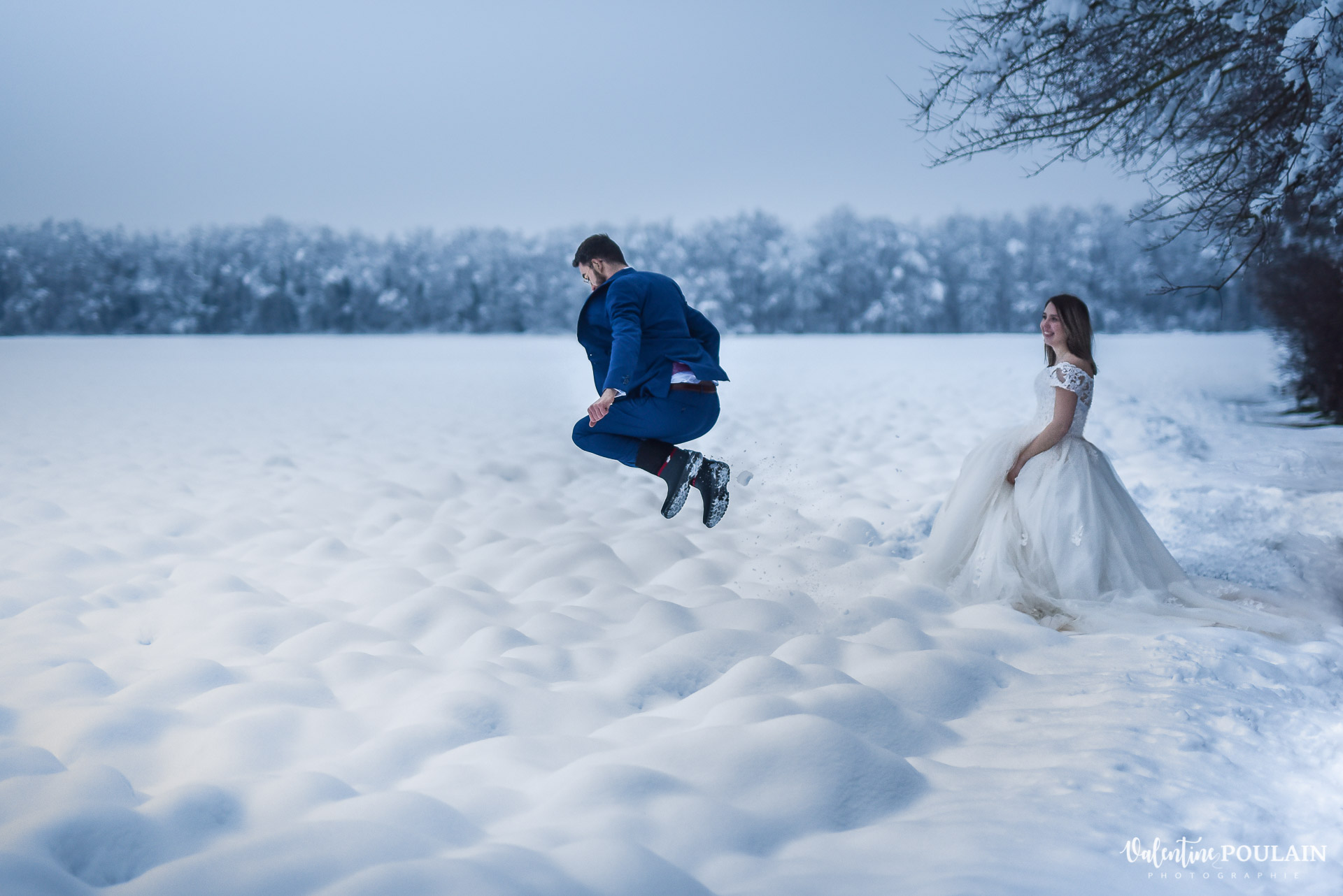 Photo mariage neige hiver - Valentine Poulain saut
