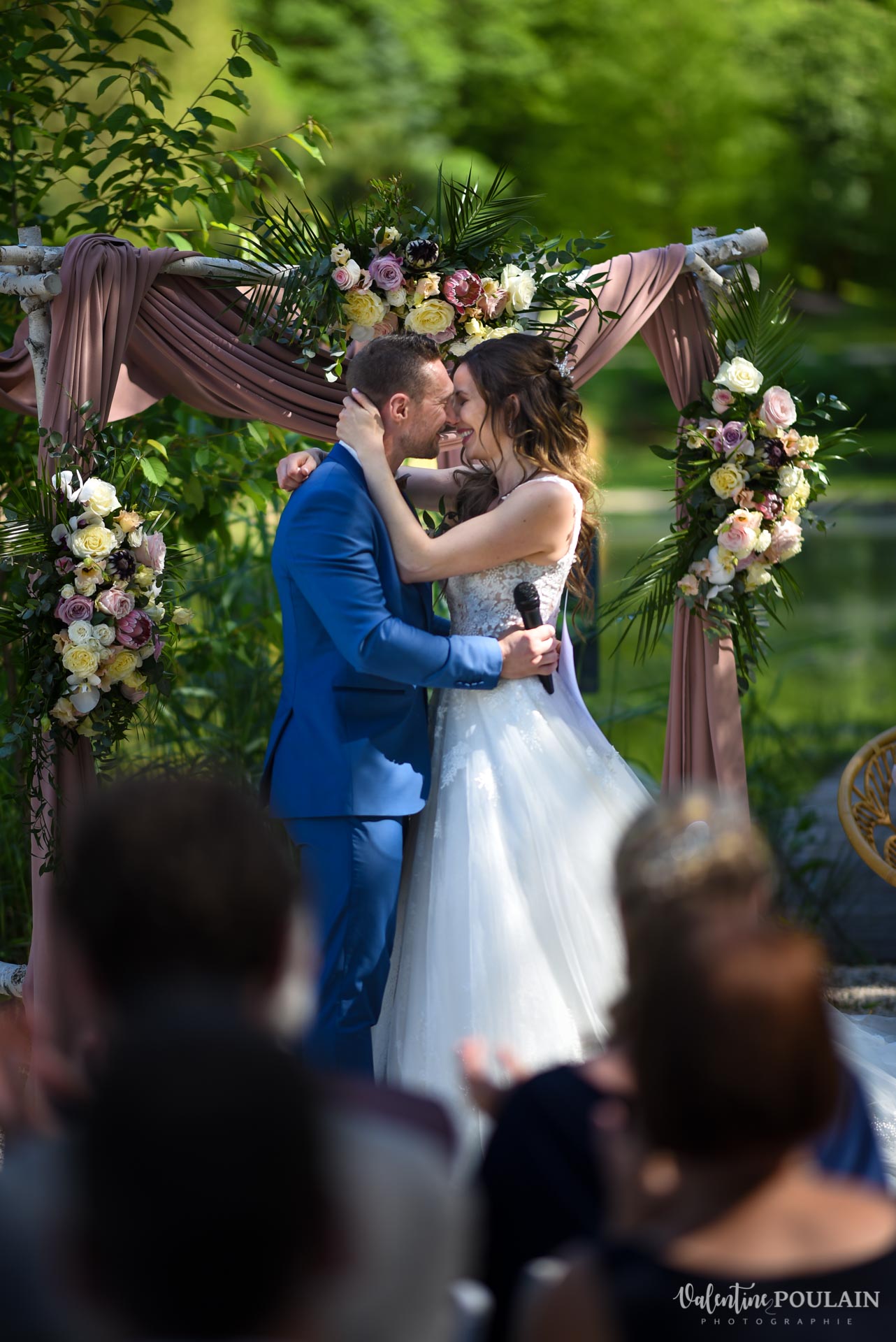 Mariage cérémonie laïque Moulin-de la Mangue - Valentine Poulain bisou