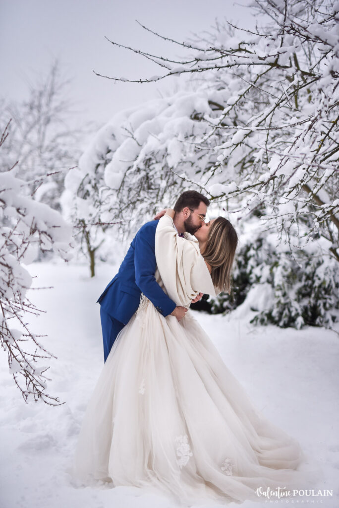 Mariage dans la neige en hiver