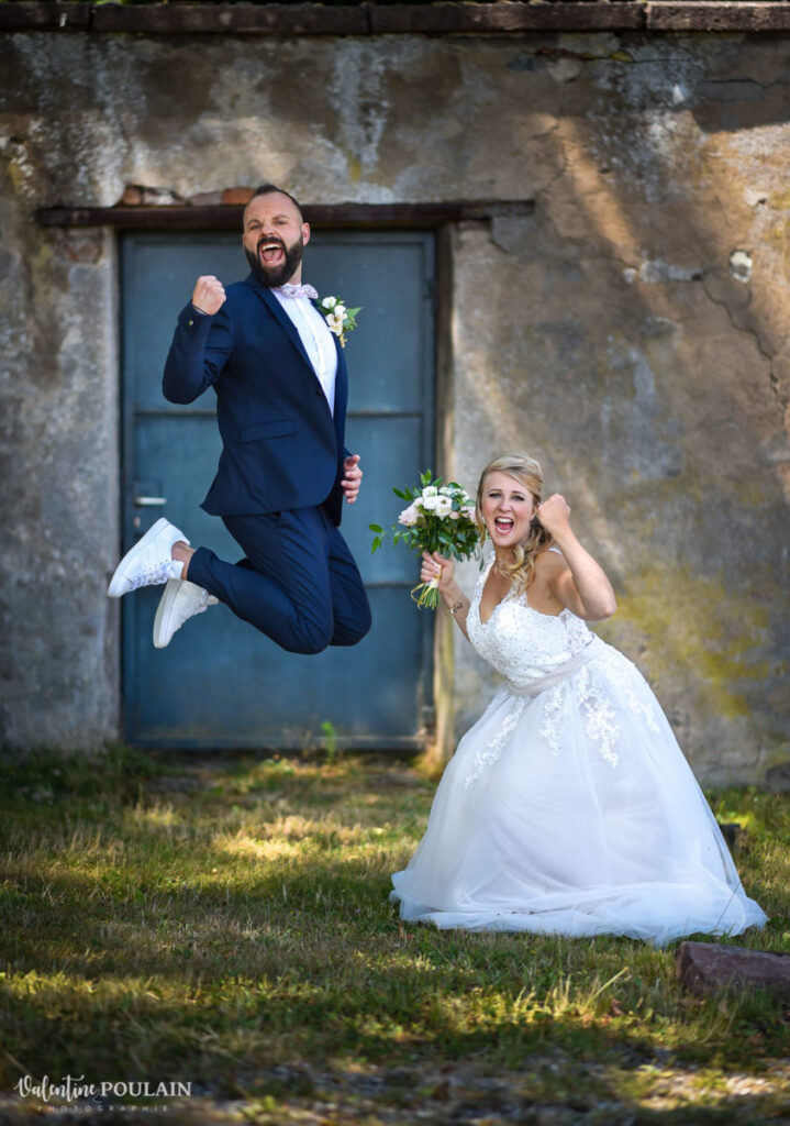 Saut joyeux des mariés