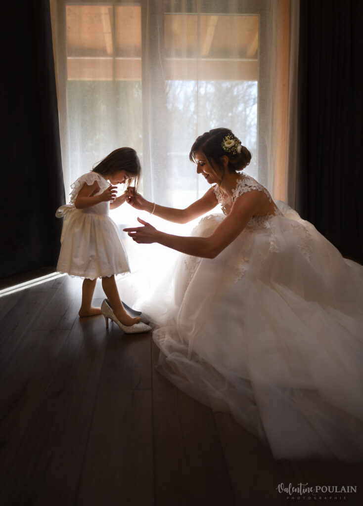 Complicité mère et fille le jour du mariage